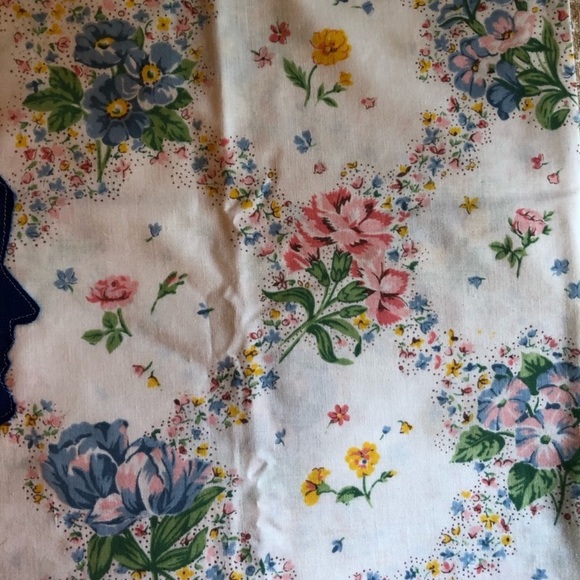 Set of Two Vintage Floral Pillowcases - Picture 8 of 15